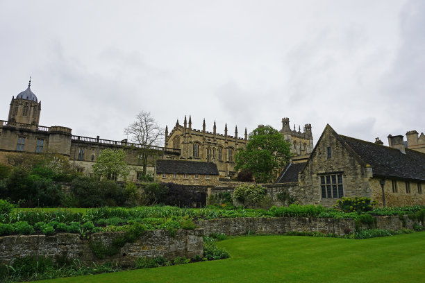 英国牛津大学克赖斯特彻奇学院的室外欧式建筑和装饰设计(草甸建筑)图片下载