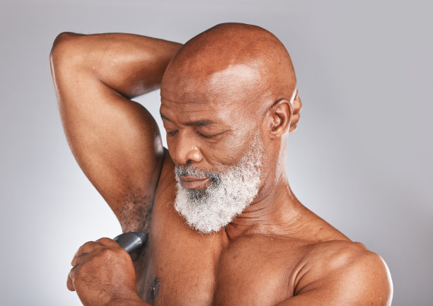 梳理，除臭剂和腋窝的老年黑人男子淋浴护理，卫生和身体健康的灰色工作室背景。清洁，腋下和老年非洲模特用产品清新气味图片下载