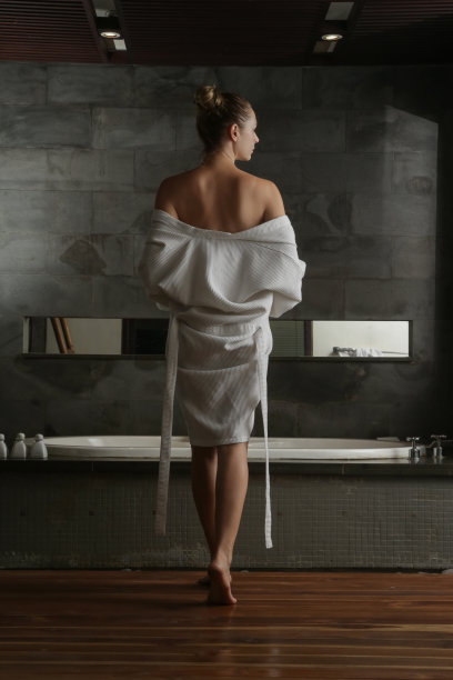 年轻女子在浴室穿着长袍准备在浴缸洗澡，健康身体护理和美容概念，水疗周末图片下载