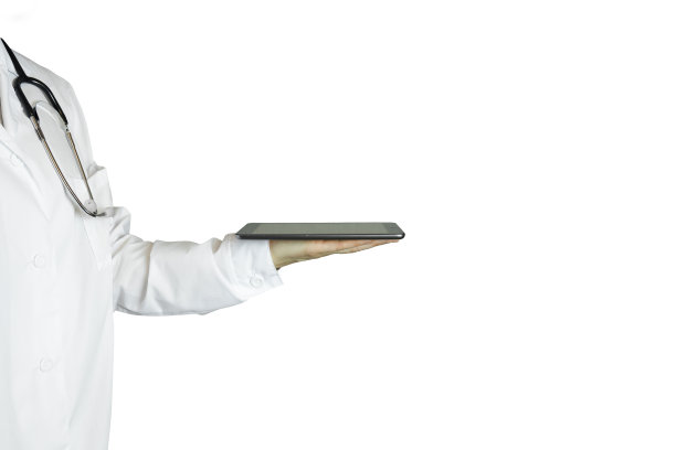 白底白大褂的医生手里拿着平板电脑。图片下载