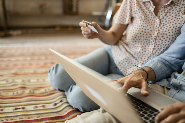 用信用卡网购的平面细节-夫妻用笔记本电脑购物图片下载
