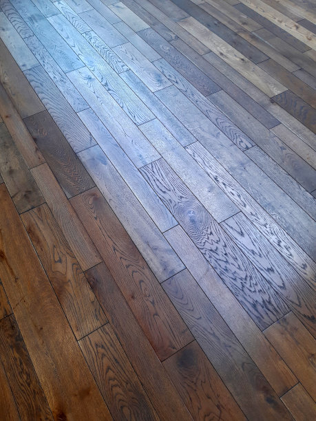 橡木地板具有独特的图案，辅以大小不一的不规则结，有许多形式。橡木板优雅地承受着从打磨到刷刷的各种表面处理。图片下载