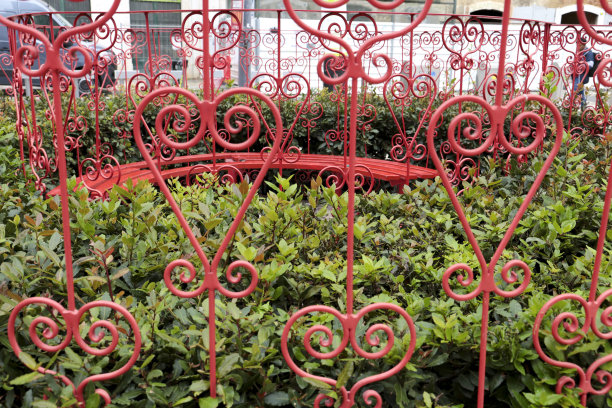 里斯本花园里的金属锻造栅栏图片下载