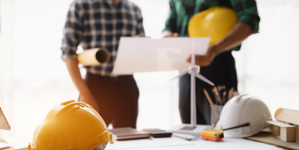 建筑工程师在施工现场与建筑师讨论。图片下载