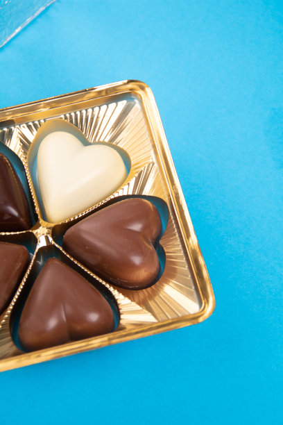 装有不同巧克力的心形照片盒图片下载