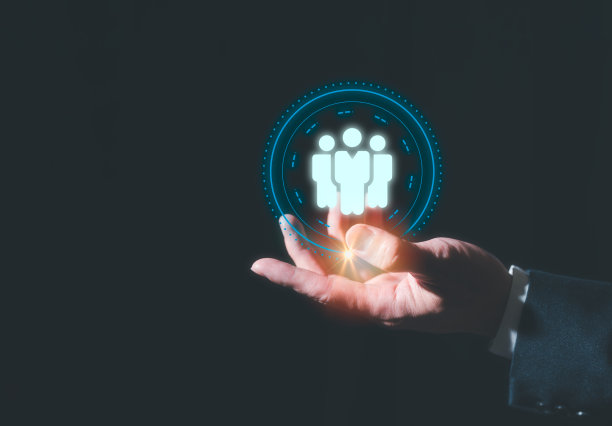 团队合作的理念推动组织成功，商人手持虚拟人物图标显示团队中的员工在公司中是重要的图片下载