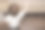 蹒跚学步的婴儿在家庭浴室里拿出一个物品抽屉。一个小孩在浴室的壁橱里摸索。一岁八个月大的孩子图片下载