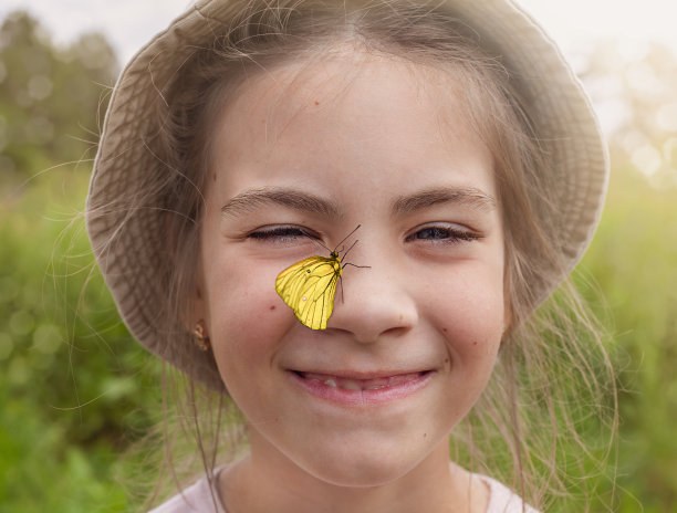 鼻子上有蝴蝶的女孩图片下载
