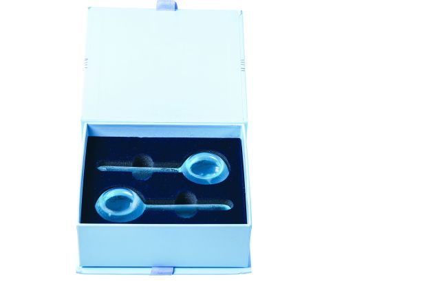 近距离观察蓝色盒子Fraicheur与两个蓝色Fraicheur冰球皮肤护理隔离在白色背景。护肤概念。瑞典。图片下载