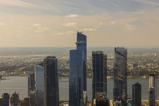 曼哈顿哈德逊河沿岸的摩天大楼美景。纽约。美国。图片下载