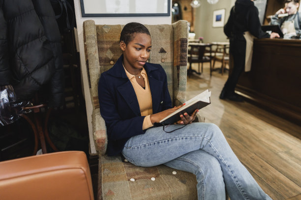 美丽的非洲女孩在自助餐厅日记笔记。图片下载