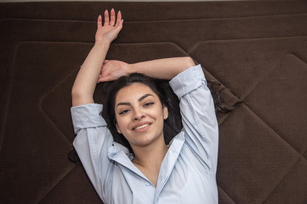 穿蓝衬衫的漂亮女孩床上有臭虫。图片下载