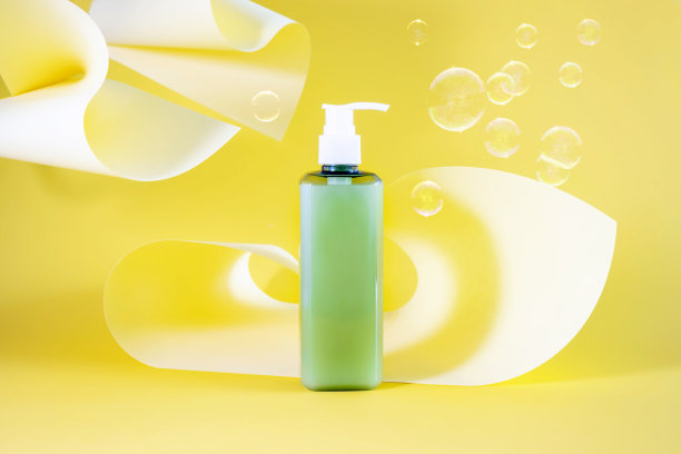 在一个抽象的背景与彩纸化妆品泵瓶的模型图片下载