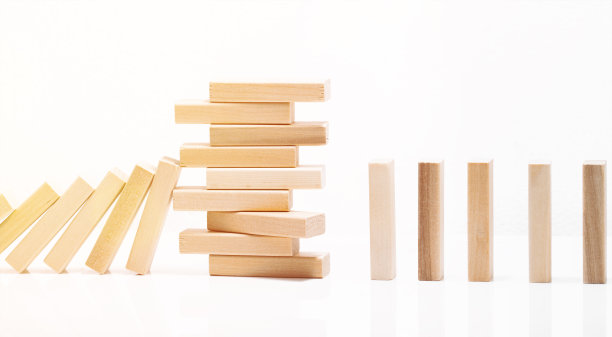 积木木游戏(叠叠)在白色背景。图片下载