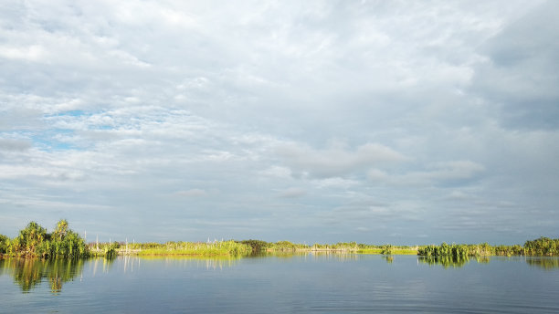 沿着河流图片下载