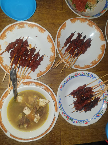 包含sata rembige的食品包装，这种传统的沙爹食物来自龙目岛图片下载