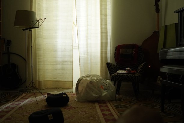 房间的窗户里透出灯光图片下载