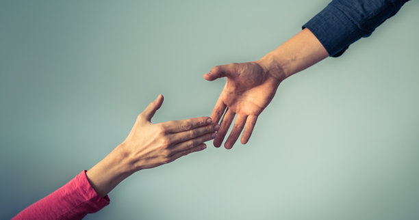 男人和女人的手相互伸向对方图片下载