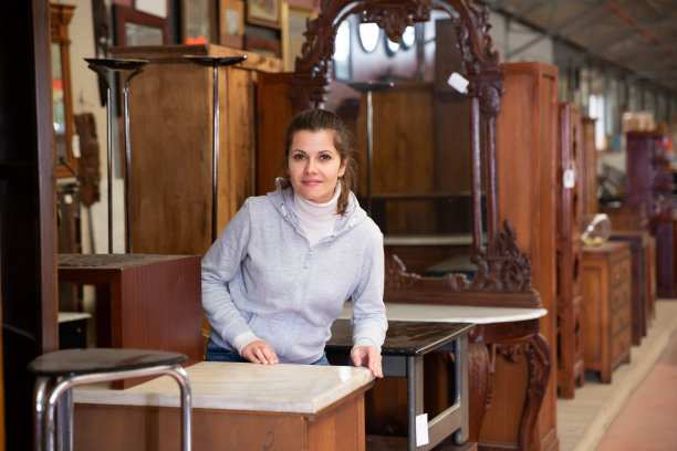 女孩在沙龙挑选木制家具图片下载