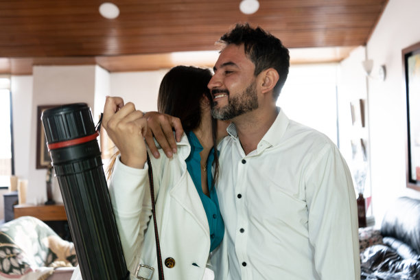 夫妻在家中拥抱图片下载