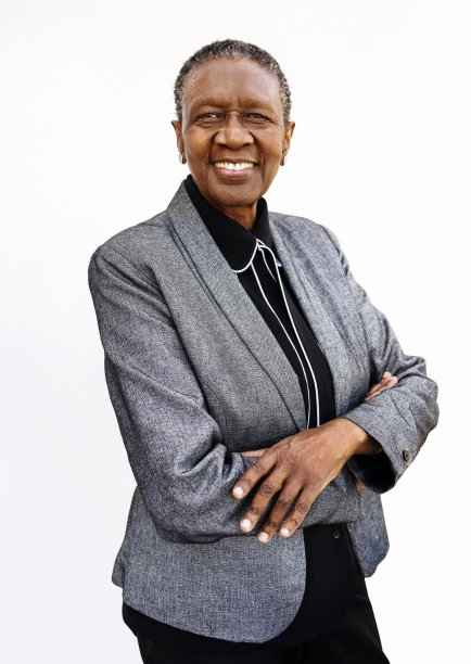 一个成功的非洲高级女商人的肖像在白色背景图片下载