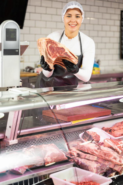 女屠夫示范新鲜的生牛肉排骨图片下载