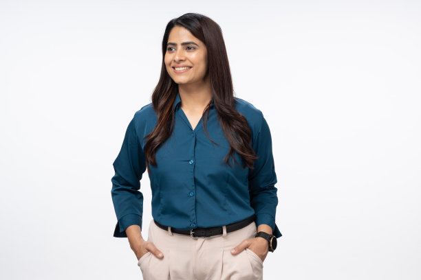 女商人自信地摆出股票照片图片下载