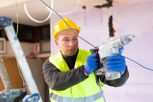 欧洲修理工带着螺丝枪在公寓工作图片下载