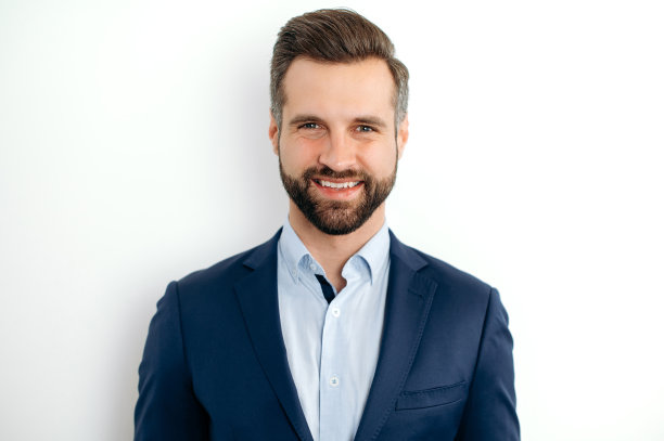 特写照片，一个自信英俊的胡子白人商人，公司高管，首席执行官，在正式优雅的西装，站在孤立的白色背景，看着相机，微笑友好图片下载