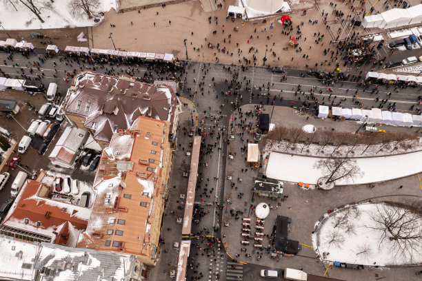 无人机拍摄的市中心集市和一大群人图片下载