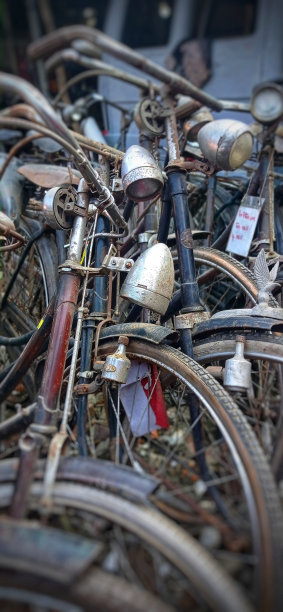 废弃的古董自行车旧了，生锈了，今天是宝贝图片下载