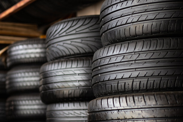 汽车轮胎架展示在商店出售或修理图片下载
