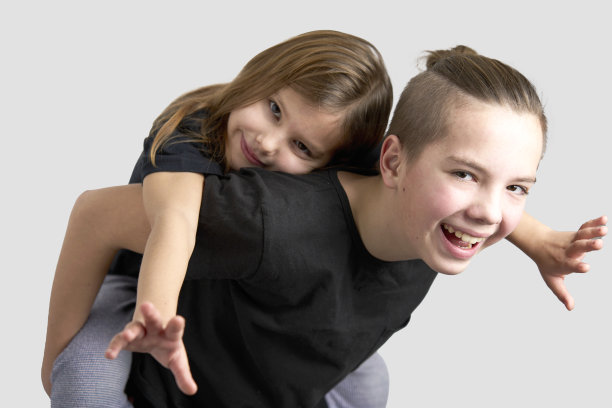 兄弟姐妹孩子玩得很开心，白色背景图片下载