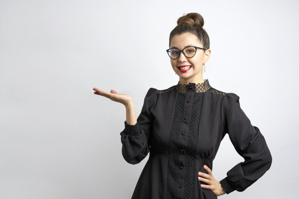 穿着黑色连衣裙的美丽女子的肖像图片下载