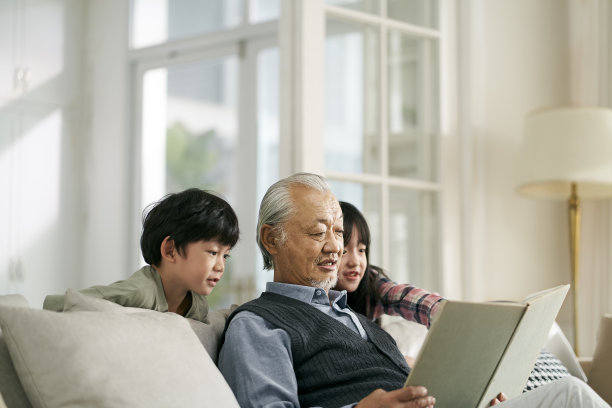 亚洲爷爷和孙子们玩得很开心图片下载