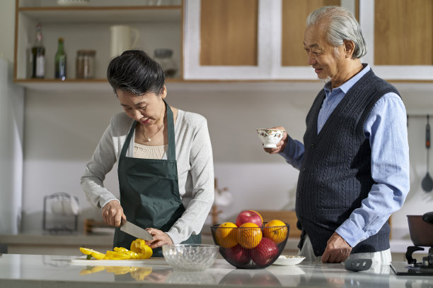 亚洲老夫妇在厨房聊天图片下载