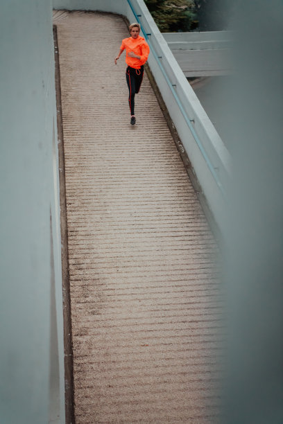 俯视图照片的预兆在运动服装在现代城市环境中跑步。运动和健康生活方式的概念图片下载