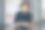 成功的创业商人的肖像，穿着便装，手里拿着笔记本电脑站在办公室，微笑着看着相机。图片下载