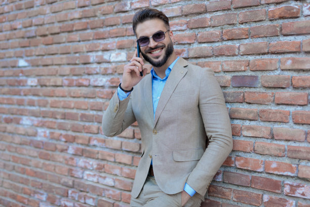 快乐的商人在口袋里手牵着手打电话图片下载