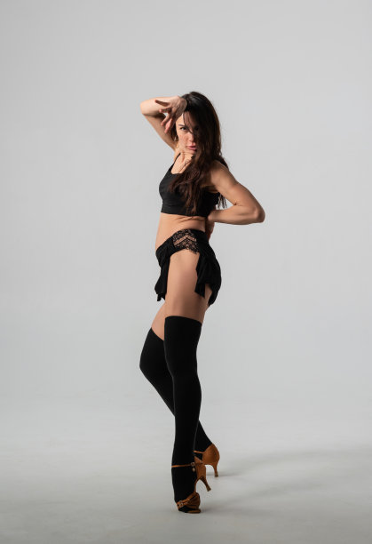 热情的拉丁舞者在工作室图片下载