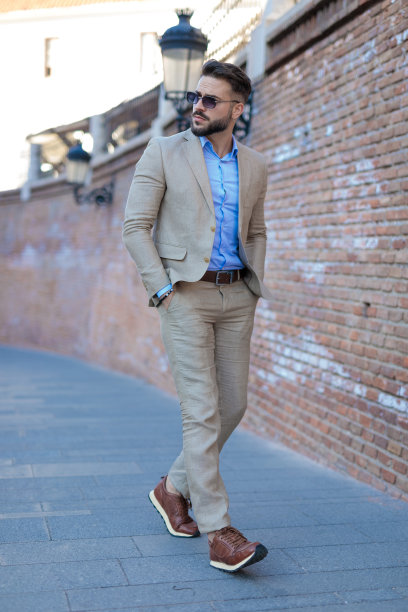 时尚的年轻商人的手在口袋里看一边和行走图片下载