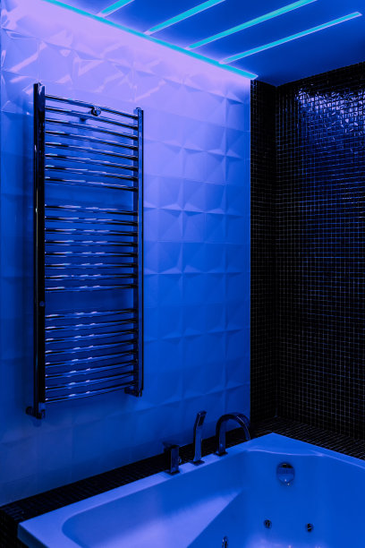 带有独立浴缸的现代浴室，现代水龙头和蓝色LED环境照明图片下载