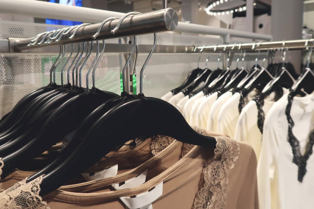 商店里的衣架图片下载