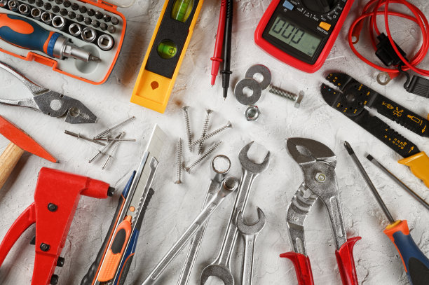 白色石膏背景上的手动工具，特写。俯视图，平面布局。图片下载