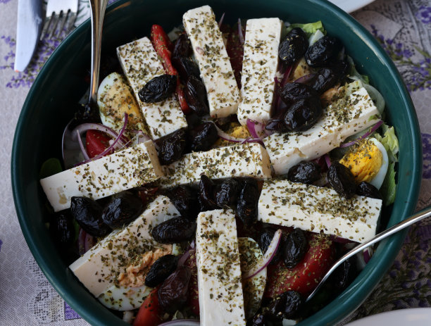 希腊沙拉配羊乳酪和黑橄榄。图片下载