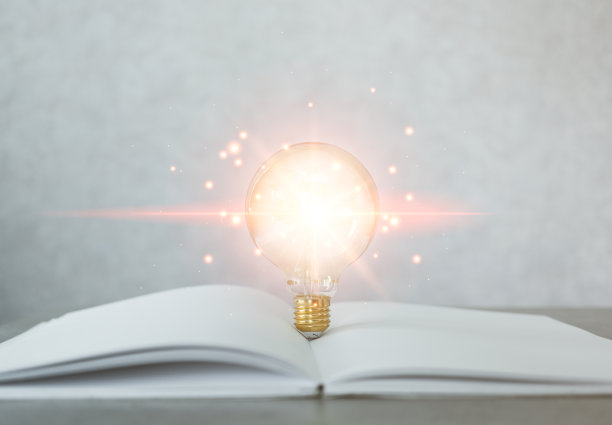 打开书本上发光的灯泡，从阅读中获得灵感的想法，创新观念。终身学习图片下载