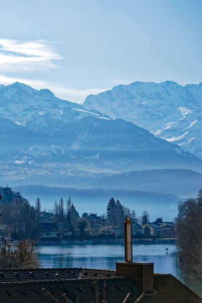 全景景观与城市的天际线和阿雷河和瑞士阿尔卑斯山的背景在一个阳光明媚的冬日。图片下载