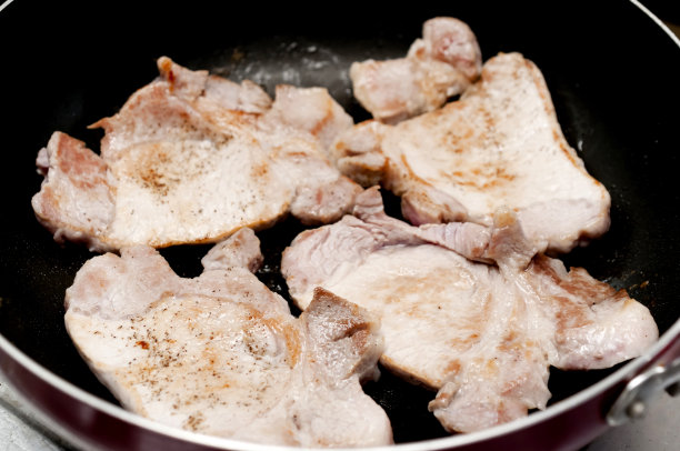 在煎锅上煎猪排图片下载