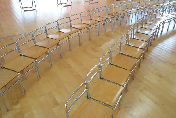 日本东京，幼儿园和小学体育馆的活动用管椅图片下载