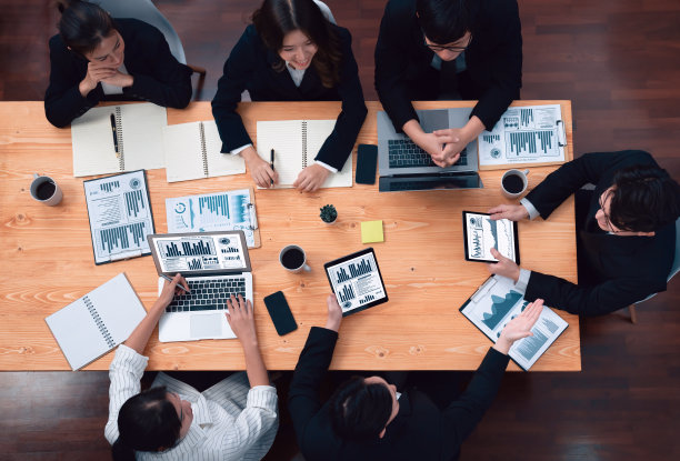 业务团队财务数据分析会议报告文件在和谐办公室。图片下载